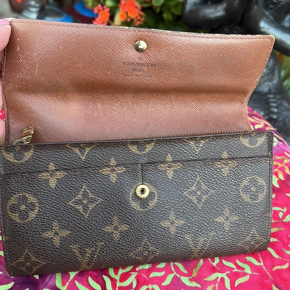 Louis Vuitton Monogram Sarah Wallet - Picture 11 of 17